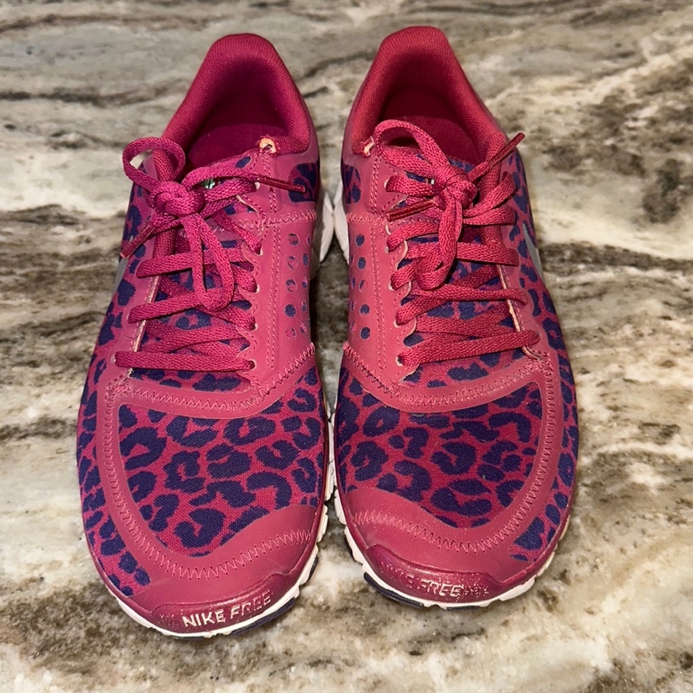 Nike Women’s Free 5.0 V4 Raspberry Leopard print with silver metallic swoosh 8.5